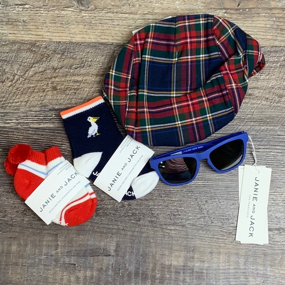 NEW Janie and Jack Bundle‎ Hat, Sunglasses & 2 Pairs of Socks Size 0-2 years - Picture 1 of 9